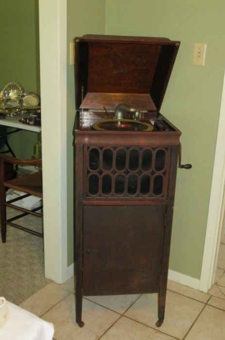 VICTROLA IN GOOD WORKING CONDITION