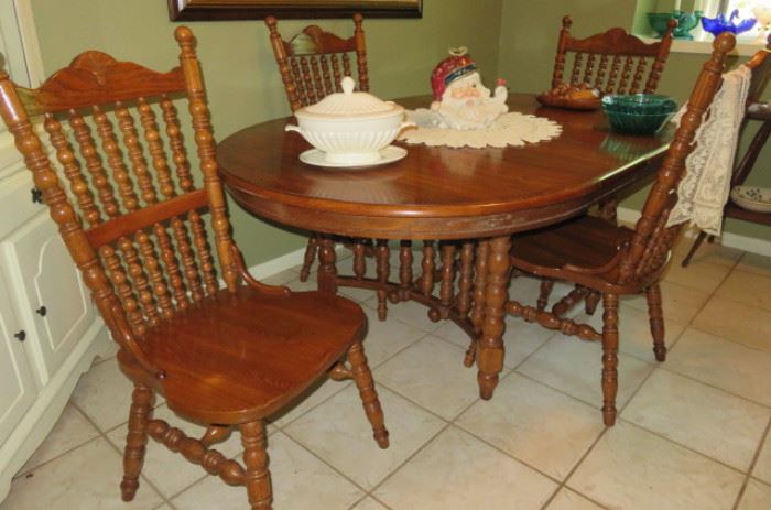 SPINDLE OAK DINING TABLE AND 4 CHAIRS WITH 2 LEAVES