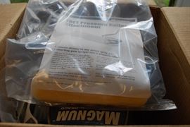 GRACO MAGNUM DX - NEVER USED - AIRLESS POINT APPLICATION SYSTEM - 1-5 GALLON PAILS - PART NUMBER: 232735 - 6-FT POWER CORD - 3/16" x 25' HOSE - INCLUDES PRESSURE ROLLER ATTACHMENT KIT