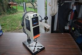 BLACK & DECKER 1/2" VARIABLE SPEED DRILL PRESS - NO. 9415 - 250-550 RPM - 2.7/3.3 AMPS