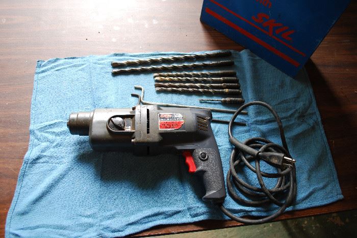 SKIL 5/8" ROTARY HAMMER DRILL & METAL CASE - SUPER DUTY - MODEL 710 - VARIABLE SPEED - REVERSING - 120 ACV - 5 AMPS - 3,300 BPM - 0-675 RPM - MADE IN THE NETHERLANDS 