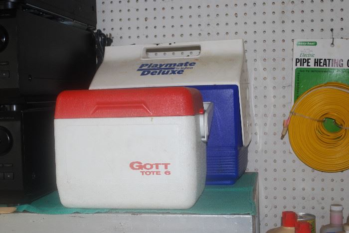The Small Gott Cooler has an Ice Pack that Screws into the Lid