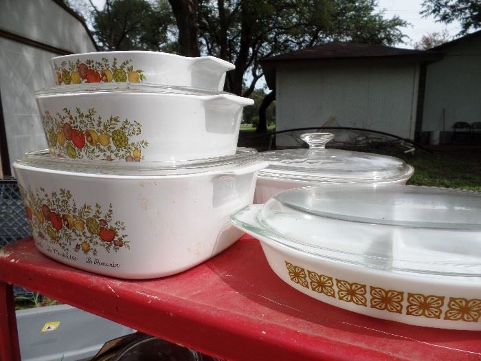 Vintage casserole dishes anyone??? Most have lids