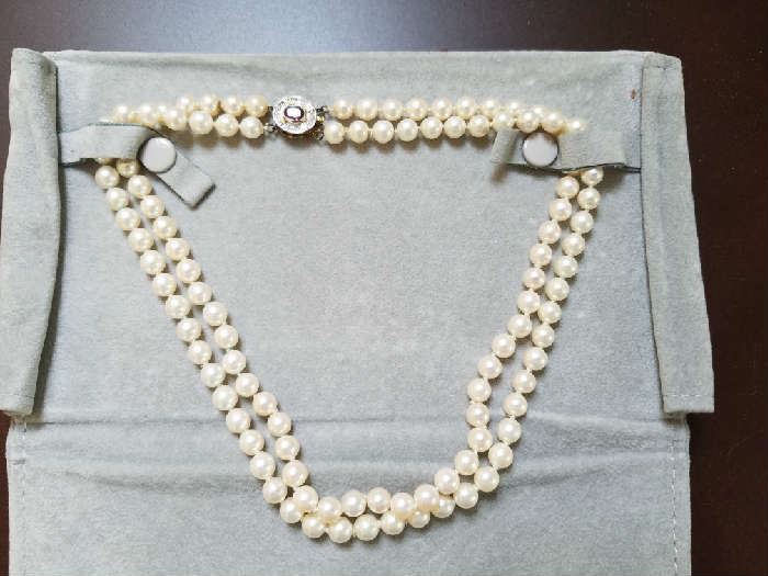 Beautiful Pearl Necklace with gemstone clasp