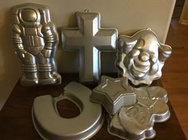 Amplee supply of cake molds!   Cake decorating books too!