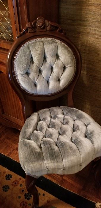 Beautiful vintage Queen Ann chair