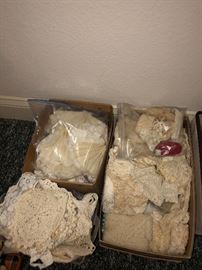 Lace pieces, doilies, trim