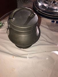 Pewter urn for to acco