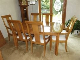 THOMASVILLE DINING TABLE W/6 CHAIRS, 2 LEAVES & TABLE PAD (like new)