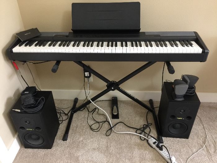 Casio Keyboard with speakers and headset
