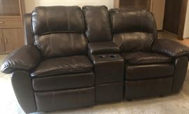 Dual Recliner/Rocker w Center Console