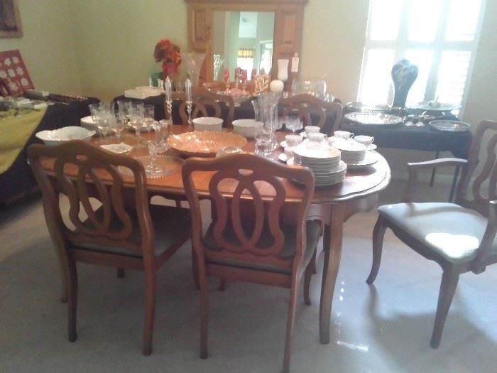French Provential dining room set includes 2 arm chairs and 4 side chairs.  2  leaves are included.
Also table pads are included