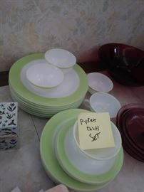 Vintage Pyrex dish set.