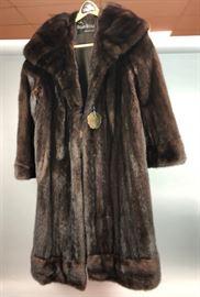 Lot 614 Brown Mink Ladies Fur Coat. Full Collar.