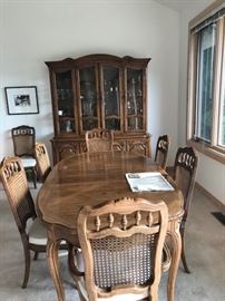 Beautiful dining set with 8 chairs and 3 leaves