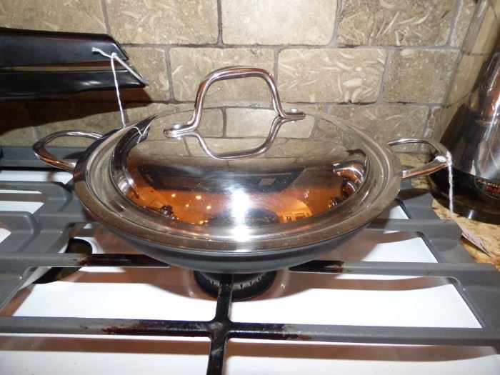 Calphalon Saut e pan with lid