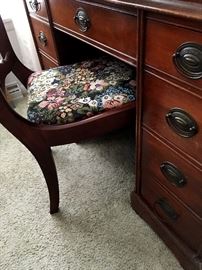 Super Pretty Kneehole Desk...
