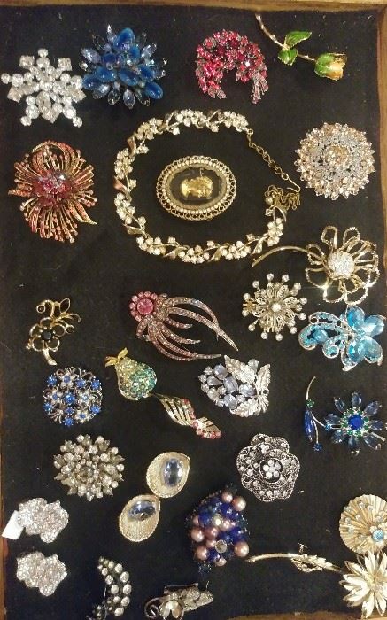SIGNED VINTAGE JEWELRY
