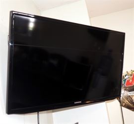 30" Samsung Television Model # UN32EH5000F Includes Remote And TV Wall Mount 
