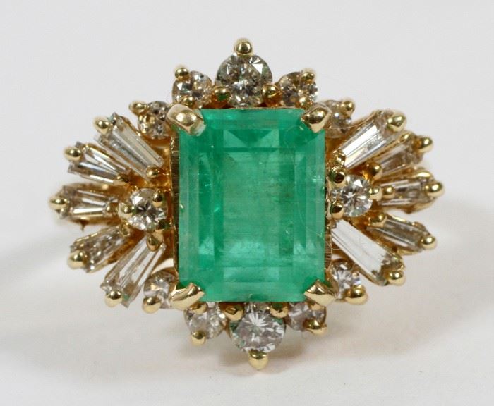 2 CT. EMERALD RING H 9 MM W 7 MM
Lot # 1019 
