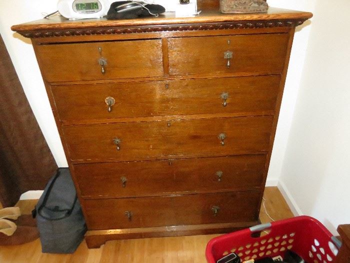VERY FINE LARGE ANTIQUE CHEST OF DRAWERS.