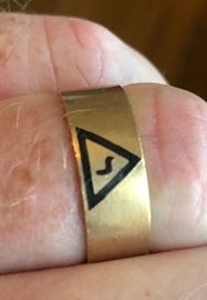 10K men's ring with triangle design