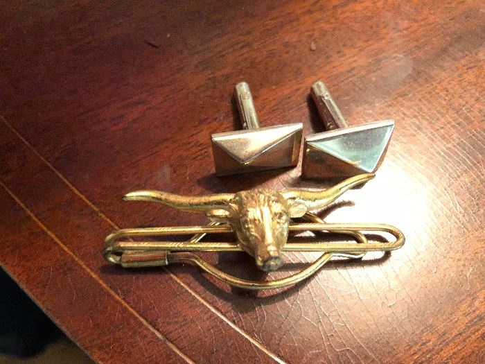 Super cool brass long horn steer tie clip and two stainless cufflinks in pyramid shape.