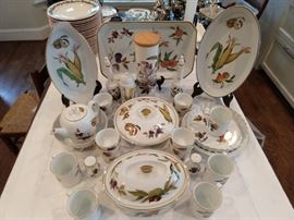 28-piece set of Royal Worcester (England) "Evesham" porcelain.