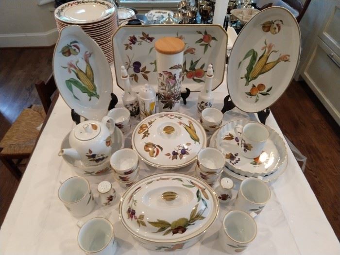 28-piece set of Royal Worcester (England) "Evesham" porcelain.