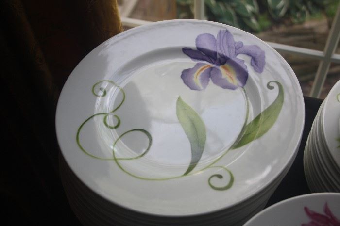 WESTBURY COURT DINNERWARE 'LYRICAL BLOOMS'