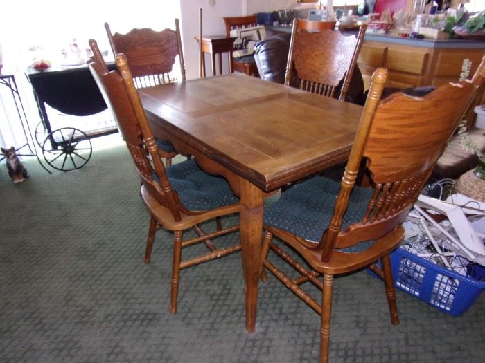 Oak kitchen table and 4 chairs. 46 3/4" w X 30" Expands with two pull out leaves to 6'1/4". Great condition.