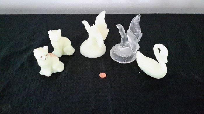 Vintage Fenton Custard cats, butterflies (one clear) and swan.