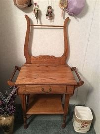 Antique wash stand with one drawer, in excellent condition.