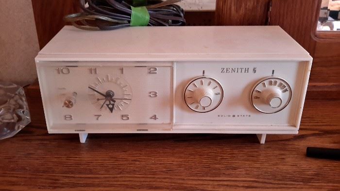 Working vintage Zenith clock radio.