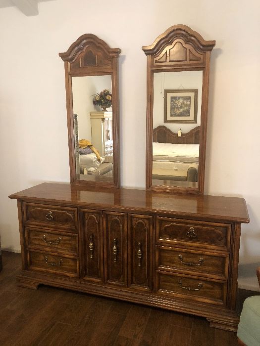 Stanley dresser with two mirrors