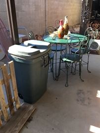 trash can w/lid