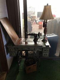 Singer antique sewing machine with all the parts!