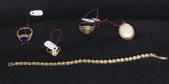 Examples of the gold jewelry in this sale