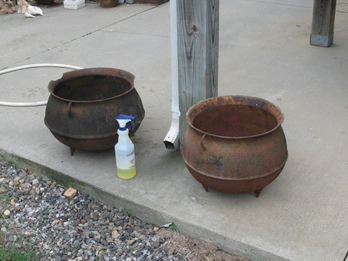 Three-leg cast iron pots