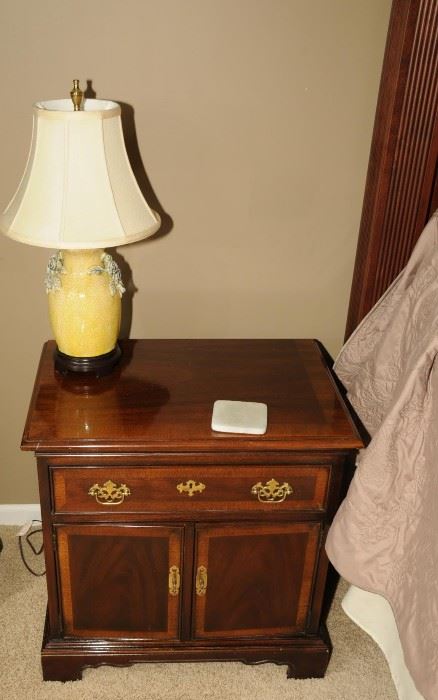 DREXEL HERITAGE BED SIDE TABLE ~ ORIENTAL STYLE LAMP