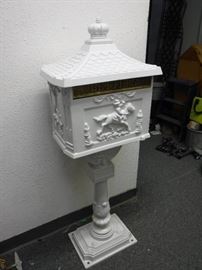 Amco Victorian Pedestal Locking Mailbox in White