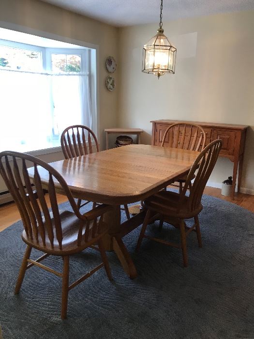 Dining set with 2 leafs as pictured