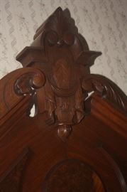DETAIL TO HEADER OF BED