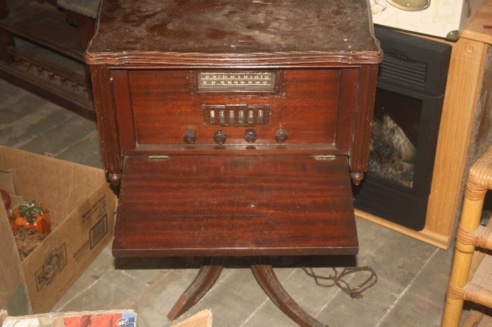 VINTAGE RADIO TABLE