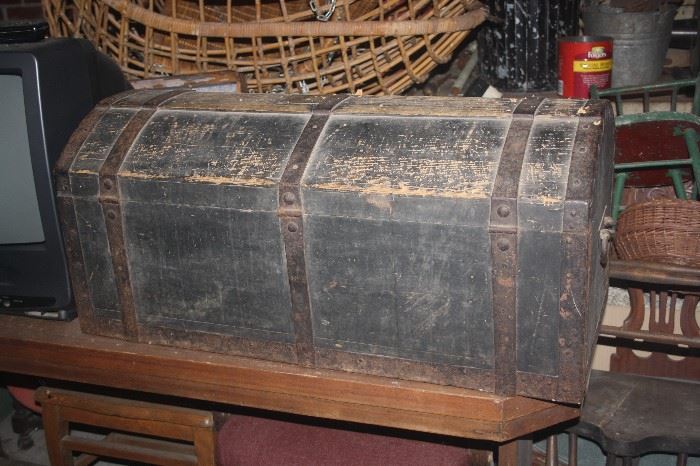 VINTAGE TRUNK