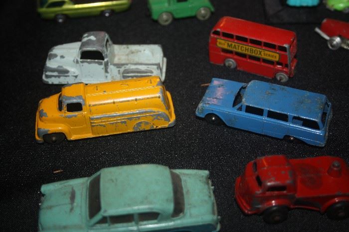 VINTAGE CARS AND TRUCKS