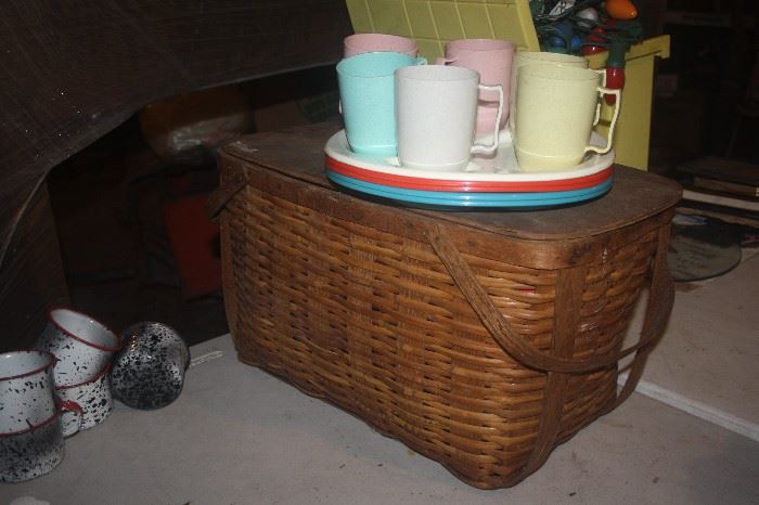 VINTAGE PICNIC BASKET