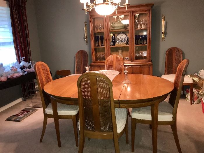 Drexel Dining room table w/leaf and 6 chairs