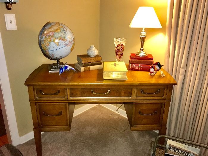 Sewing table can also be used as a desk or vanity -  in super condition (no sewing machine inside)