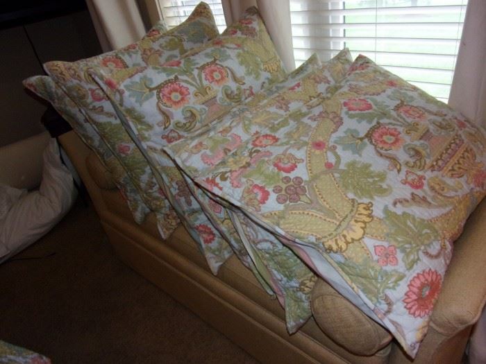 Comfort quilt with accent pillows